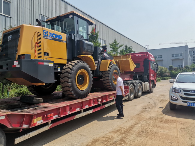 满冠（中国）LW300FV装载机建设大美巩义长寿山
