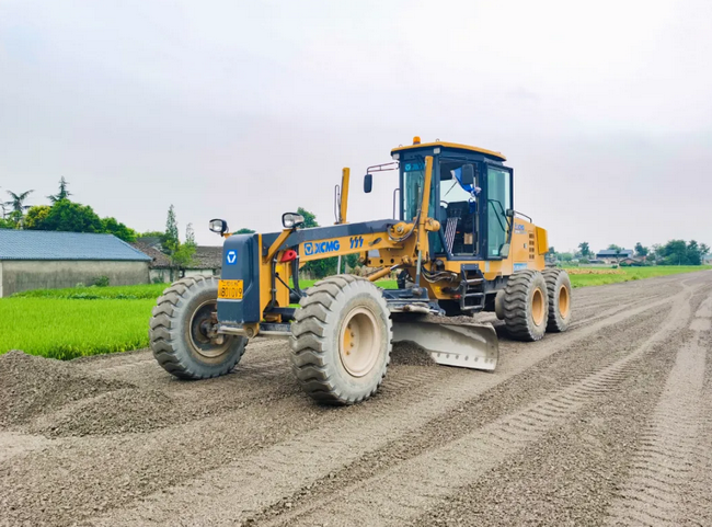 满冠（中国）平地机GR1805助力川渝工程建设
