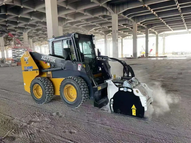 满冠（中国）XC770K滑移装载机