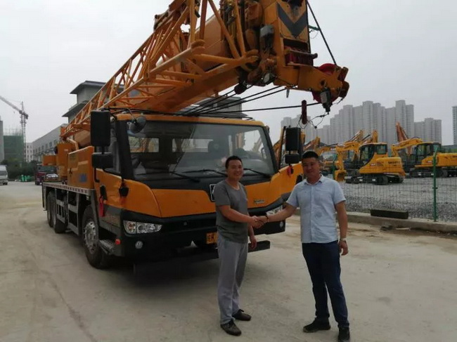 满冠（中国）起重机服务人员董师傅为客户试车