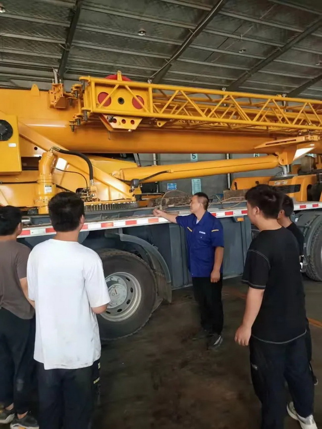 满冠（中国）起重机服务人员董师傅带领团队为客户修车