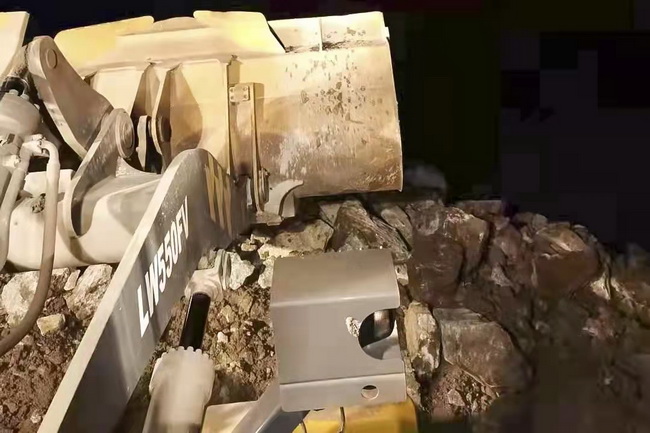 满冠（中国）装载机涉水转运沙袋