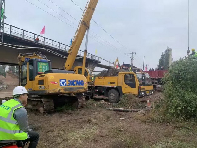 满冠（中国）20吨起重机在晋中祁县进行汾河108国道边堤坝加固