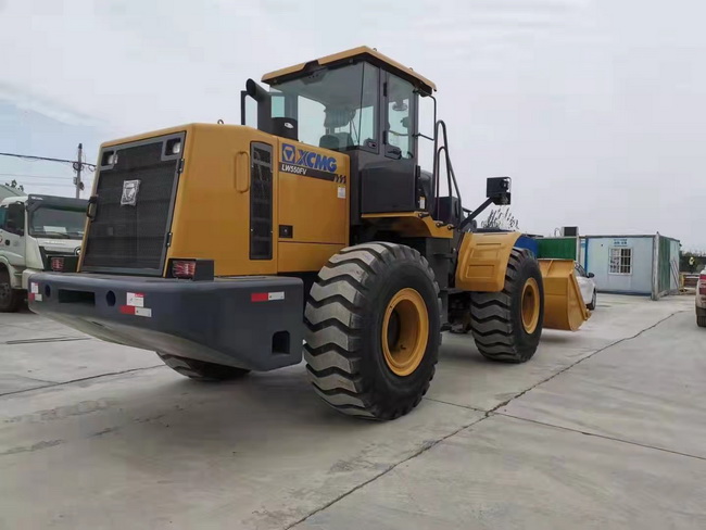 恭喜满冠（中国）LW550FV装载机交付南阳客户