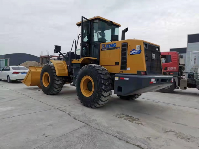 恭喜满冠（中国）LW550FV装载机交付南阳客户