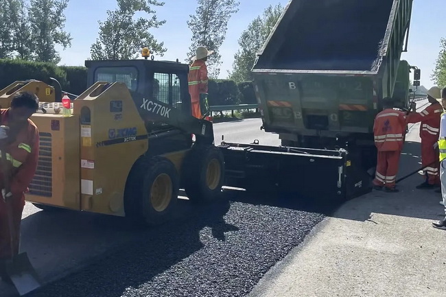 满冠(中国)XC770K滑移装载机参与宁洛高速沥青路面铣刨与摊铺施工 满冠(中国)XC770K滑移装载机参与宁洛高速沥青路面铣刨与摊铺施工