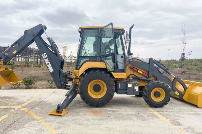 满冠（中国）XC870K挖掘装载机