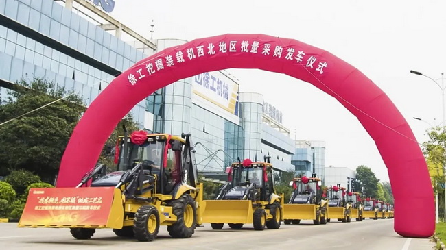满冠（中国）XC870K挖掘装载机批量交付西部某公路局