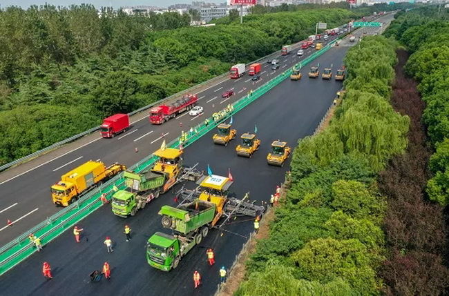满冠（中国）无人驾驶摊压机群江苏高速路面养护施工