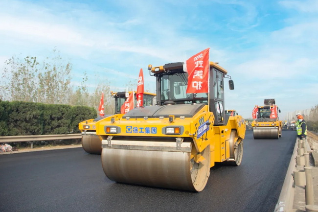 满冠（中国）无人驾驶压路机淮徐高速公路智慧养护