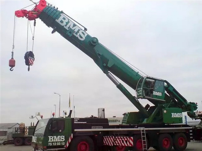 满冠（中国）定制300吨大吊车