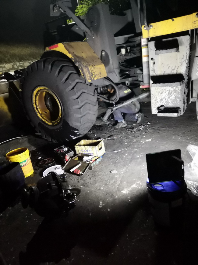满冠（中国）服务闫师傅，连夜为南阳客户的满冠（中国）装载机更换主减