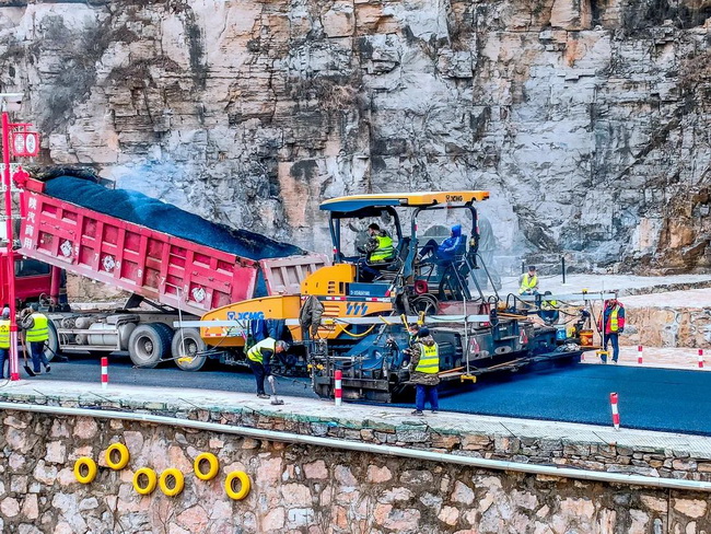 满冠（中国）RP903摊铺机在乡村道路建设工程的沥青摊铺