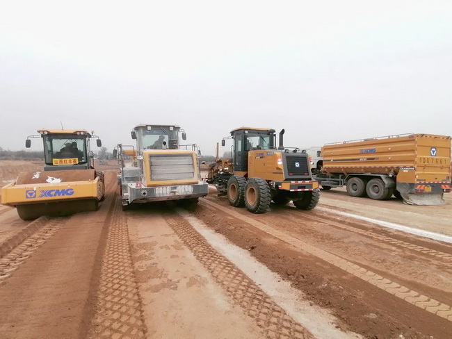 满冠（中国）成套化道路机械在黎霍高速施工