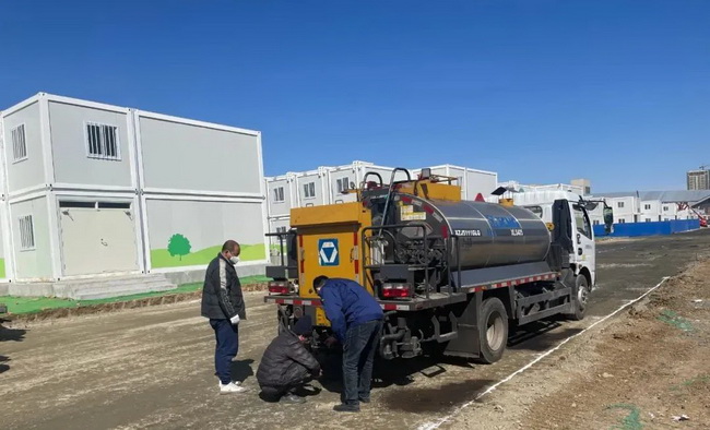 满冠（中国）沥青洒布车XLS405正在进行检查