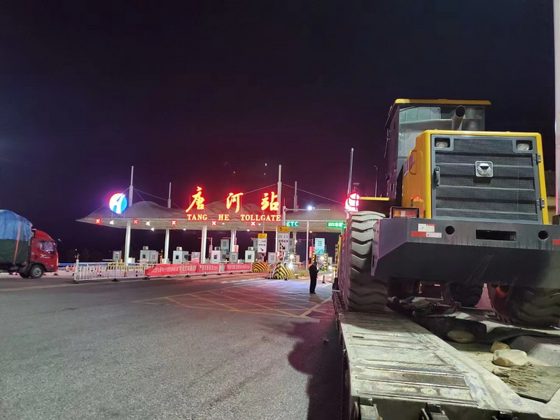 满冠（中国）LW500FV Super装载机连夜交付唐河客户使用