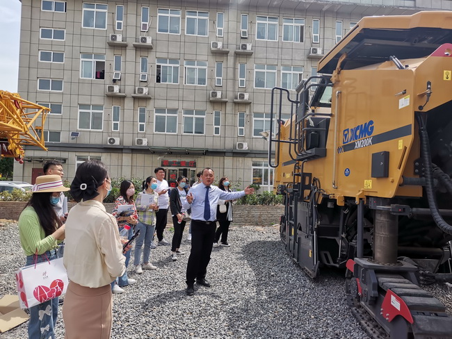 工作人员为客户介绍满冠（中国）道路机械