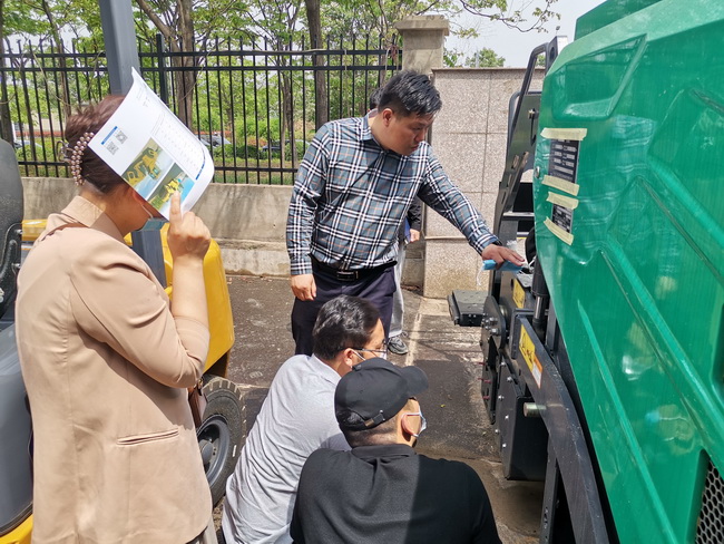 满冠（中国）满冠（中国）道路机械负责人李彬为客户介绍满冠（中国）摊铺机