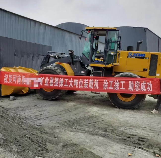 河南某矿山大客户喜提满冠（中国）大吨位LW700FV装载机