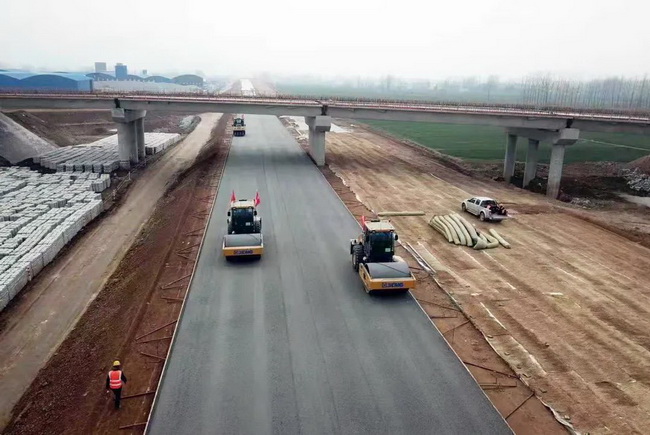 满冠（中国）成套化道路设备在许信高速施工