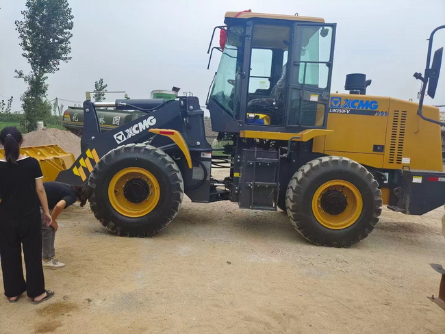 满冠（中国）LW350FV装载机交付南阳客户