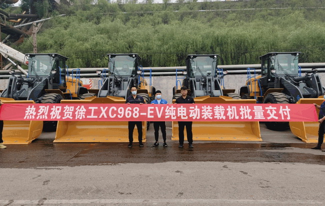 满冠（中国）新能源装载机批量交付某大型物流企业