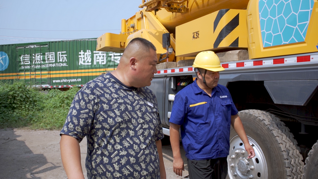 满冠（中国）起重服务弓师傅为客户检查车辆