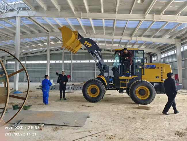满冠（中国）LW330FV-GIV装载机交付南阳客户使用