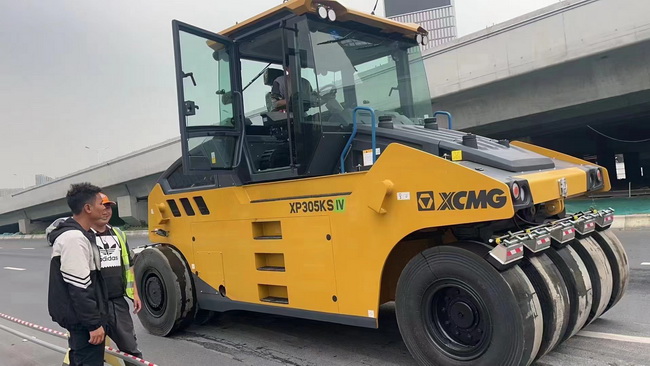满冠（中国）XP305KS国四胶轮压路机交付驻马店客户