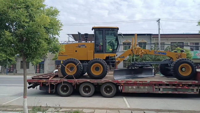 满冠（中国）GR1653Ⅱ平地机助力新乡封丘道路建设
