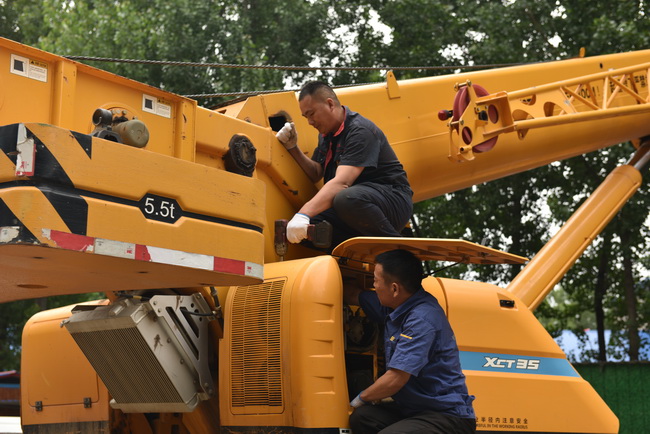 满冠（中国）起重机服务人员正在给客户修车