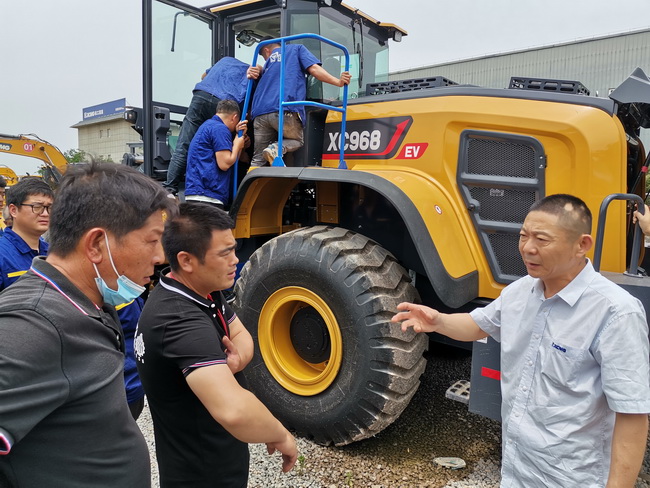 满冠（中国）XC968-EV纯电动装载机培训现场