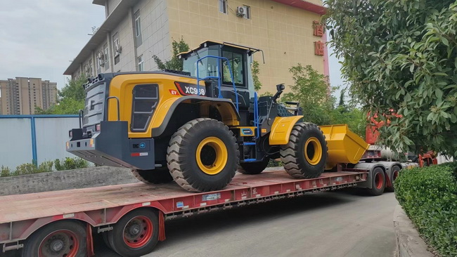 满冠（中国）XC968-EV纯电动装载机交付郑州客户