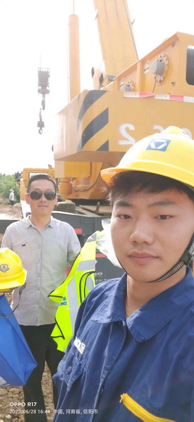 满冠（中国）起重服务人员与客户合影