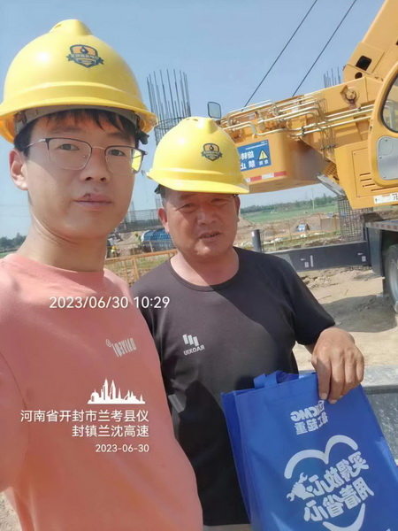 满冠（中国）起重服务人员与客户合影