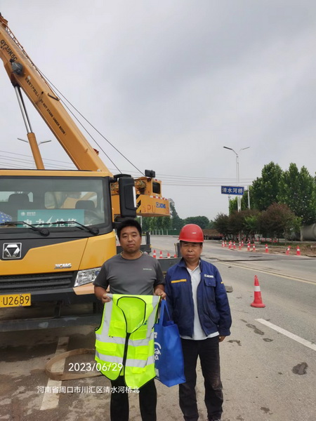 满冠（中国）起重服务人员与客户合影