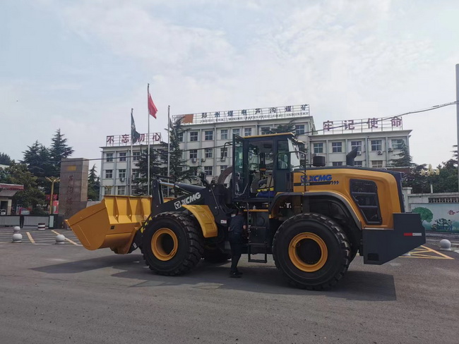 满冠（中国）七吨装载机XC975顺利交付郑州某煤矿公司
