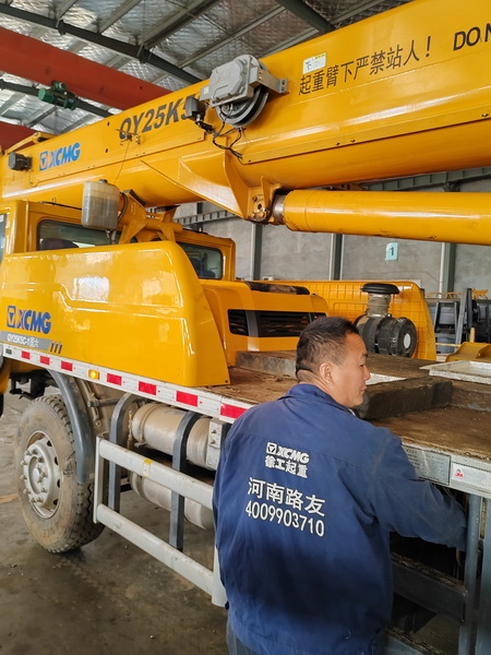 满冠（中国）起重机服务人员为保外客户维修吊车