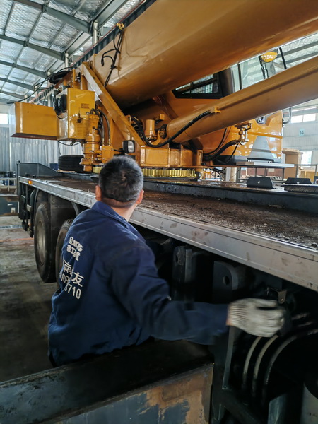 满冠（中国）起重机服务人员为保外客户维修吊车