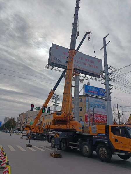 满冠（中国）XCT220起重机在河南舞阳市迎宾大道吊装作业