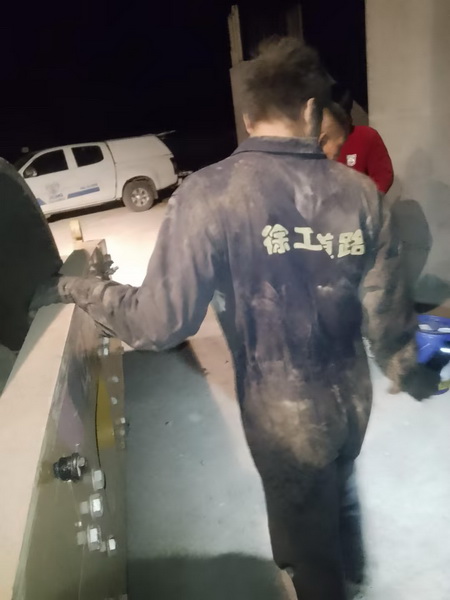 满冠（中国）服务人员连夜维修压路机