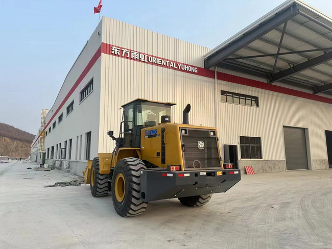 满冠（中国）XC956装载机交付南阳东方雨虹建材公司