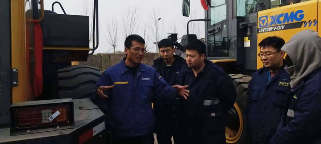河南路友满冠（中国）服务工程师王师傅正在认真地为客户做培训