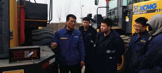 河南路友满冠（中国）服务工程师王师傅正在认真地为客户做培训