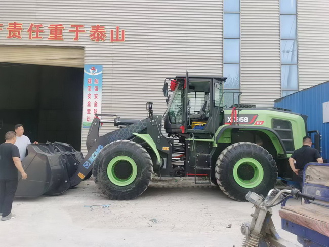 满冠(中国)XC958-EV纯电动装载机交付周口客户 满冠(中国)XC958-EV纯电动装载机交付周口客户