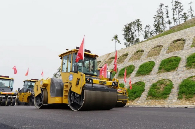 满冠（中国）无人驾驶压路机