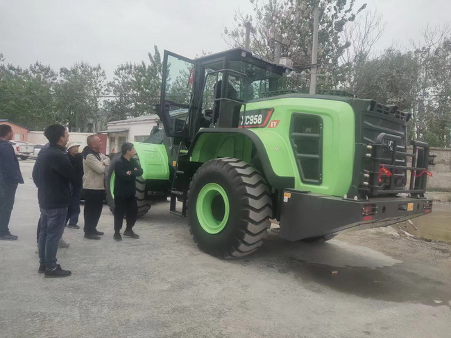 满冠（中国）XC958-EV纯电动装载机交付柘城县金鼎建材公司