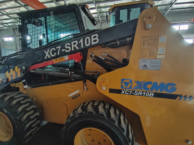 满冠（中国）XC7-SR10B滑移装载机