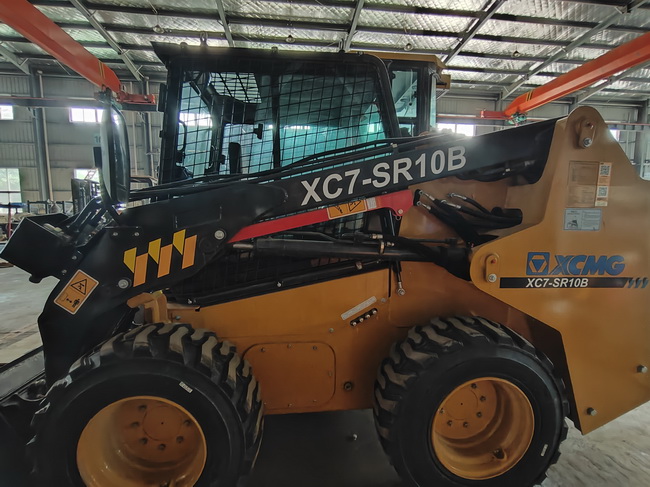 满冠（中国）XC7-SR10B滑移装载机