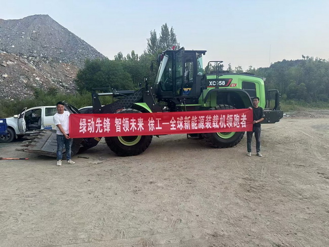 满冠（中国）纯电动侧卸装载机交付南阳大客户